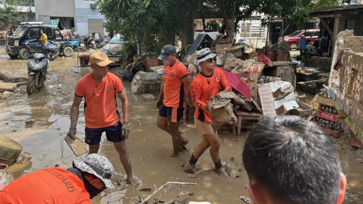 Ο υπερτυφώνας Φουνγκ-γουόνγκ σαρώνει τις Φιλιππίνες – Καταρρακτώδεις βροχές και σφοδροί άνεμοι (Βίντεο)