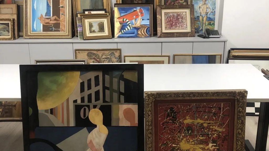 Χειροπέδες σε δύο άντρες για κατοχή πλαστών έργων τέχνης- Κατασχέθηκαν πάνω από 400 πίνακες ζωγραφικής, όπλα και σφαίρες