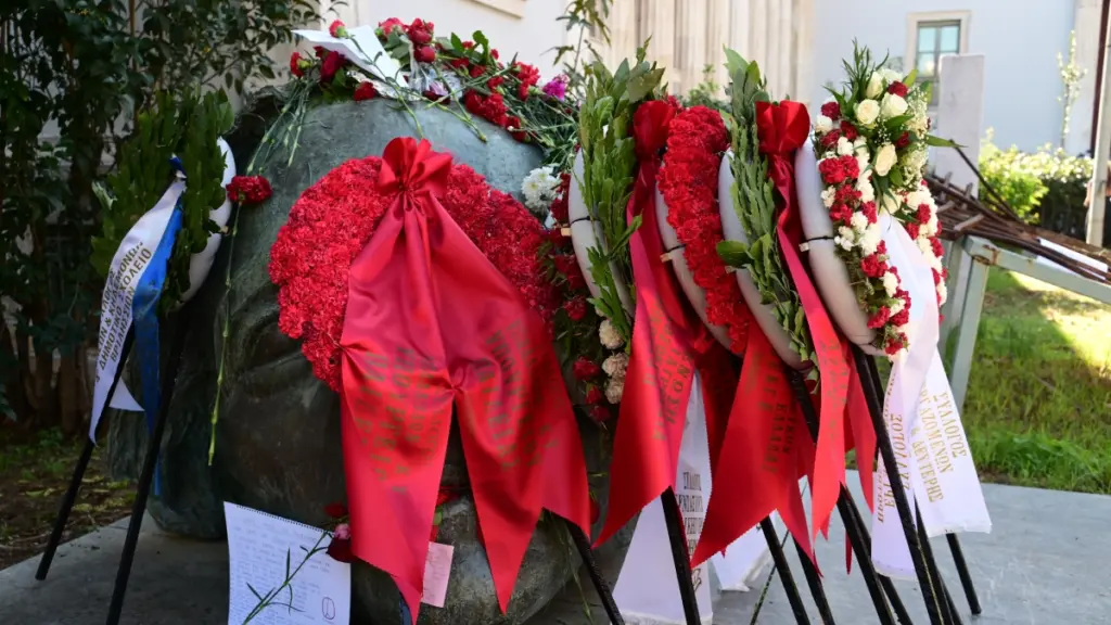 Ξεκίνησαν οι εκδηλώσεις για την 52η επέτειο του Πολυτεχνείου – Κυκλοφοριακές ρυθμίσεις στο κέντρο της Αθήνας (φωτογραφίες)
