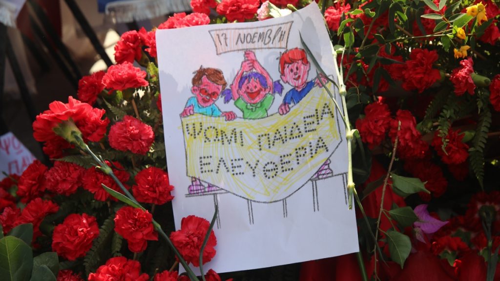 Πλήθος κόσμου στο Πολυτεχνείο για την 52η επέτειο – Στις 16:00 η πορεία, ποιοι δρόμοι θα είναι κλειστοί