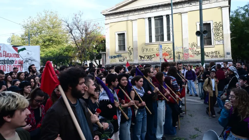 Πολυτεχνείο: 27 προσαγωγές και τέσσερις συλλήψεις λίγο πριν την έναρξη της πορείας