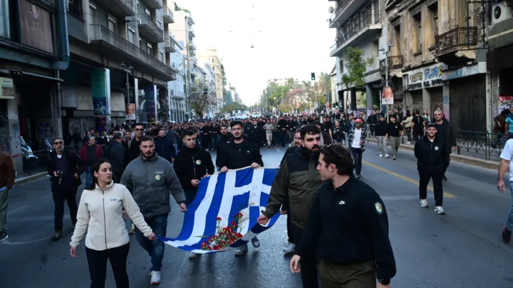Πολυτεχνείο: Ξεκίνησε η μεγάλη πορεία – Έφτασε στην Αμερικάνικη πρεσβεία η σημαία – 11 συλλήψεις από την Αστυνομία