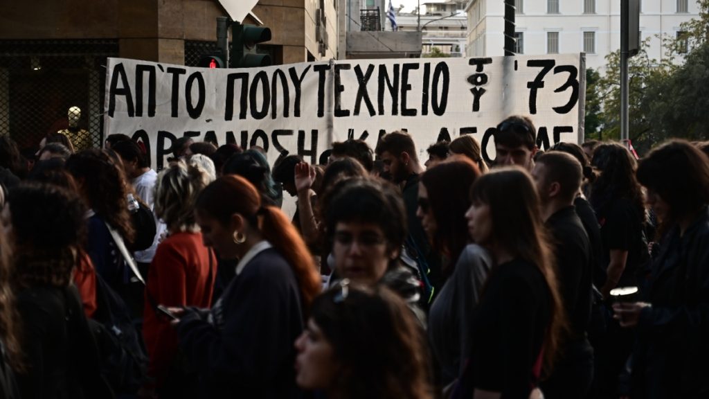 Προς την Αμερικάνικη πρεσβεία κινείται η πορεία – Κλειστό το κέντρο και οι δρόμοι γύρω από το Πολυτεχνείο, 4 συλλήψεις