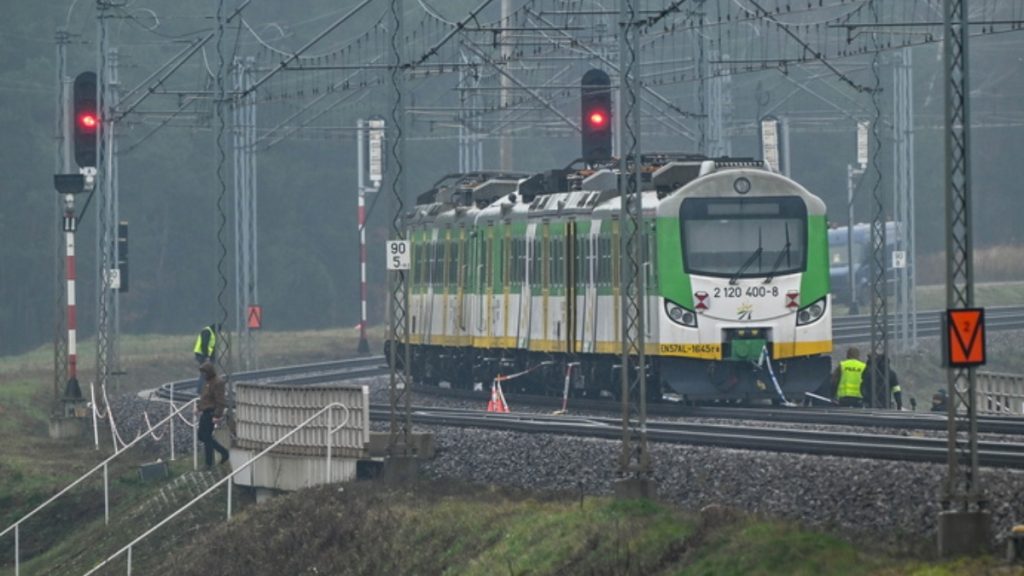 Έκρηξη σε σιδηροδρομική γραμμή της Πολωνίας – Για “άνευ προηγουμένου ενέργεια δολιοφθοράς” κάνει λόγο ο Τουσκ (βίντεο)