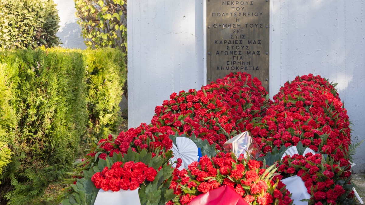 Πολυτεχνείο: Τα κόμματα που κατέθεσαν στεφάνι στο μνημείο για την 52η επέτειο