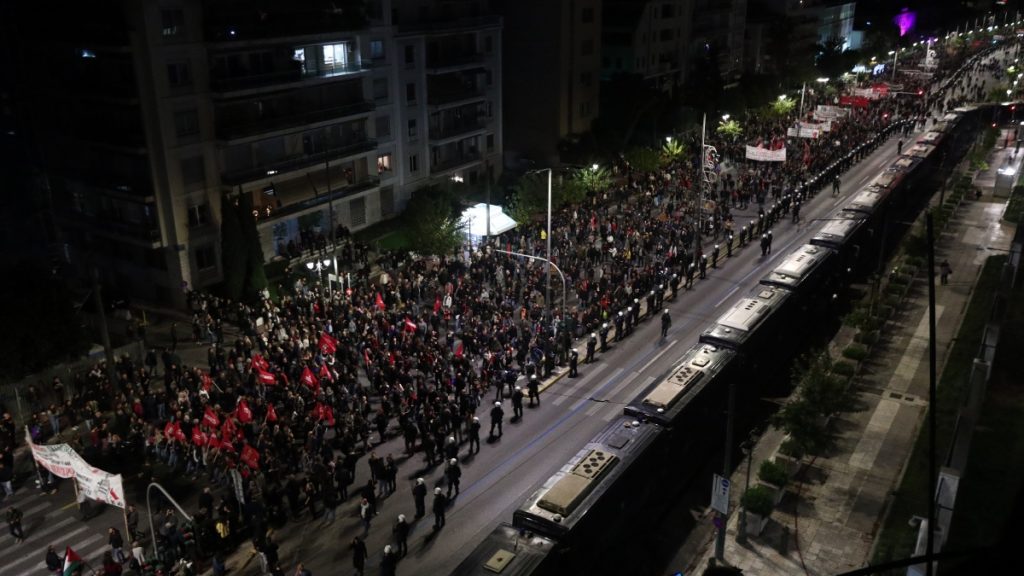 Πολυτεχνείο: Περίπου 23.000 πολίτες συμμετείχαν στη μεγάλη πορεία σύμφωνα με την ΕΛΑΣ – 13 συλλήψεις και 35 προσαγωγές