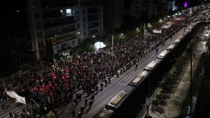 Πολυτεχνείο: Περίπου 23.000 πολίτες συμμετείχαν στη μεγάλη πορεία σύμφωνα με την ΕΛΑΣ – 13 συλλήψεις και 35 προσαγωγές