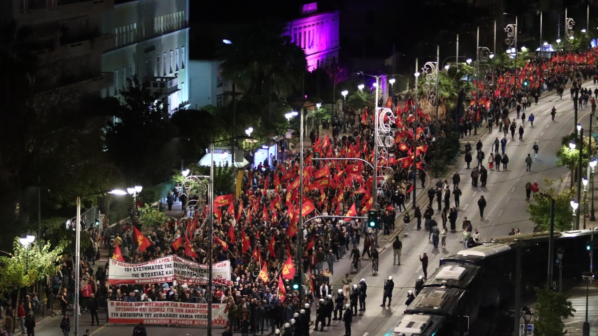 Πολυτεχνείο: Πλήθος κόσμου στους δρόμους για την 52η επέτειο της εξέγερσης (Βίντεο – Φωτογραφίες)