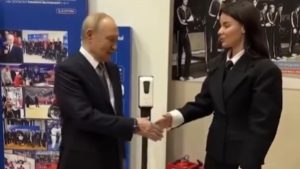 Βλαντιμίρ Πούτιν: Νέες φήμες για την κατάσταση της υγείας του – Το στιγμιότυπο με τα πρησμένα δάκτυλα και τις διογκωμένες φλέβες