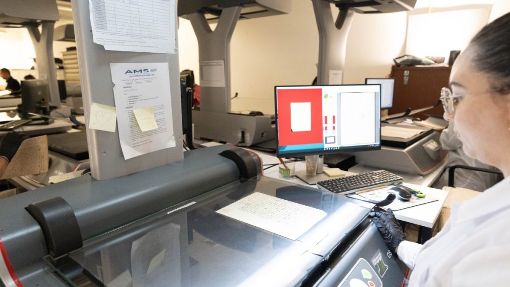 Πώς εξελίσσεται η ψηφιοποίηση των αρχείων του κράτους – Παπαστεργίου: «Περισσότερες από 1,2 δισ. σελίδες αποκτούν ψηφιακή μορφή»