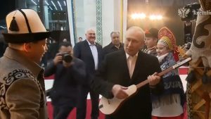 Σε ρόλο μουσικού ο Πούτιν κατά τη επίσκεψή του στο Κιργιστάν: Προσπάθησε να παίξει κομούζ – Δείτε το βίντεο