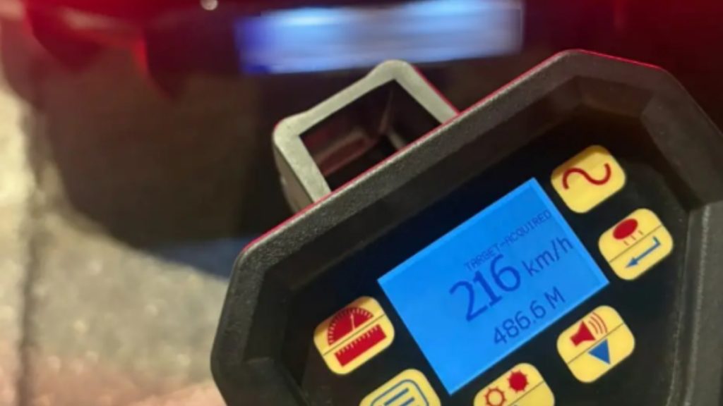 Λεωφόρος Βουλιαγμένης: Συνελήφθη γνωστός επιχειρηματίας που έτρεχε με 216 χλμ. – Ακινητοποιήθηκε σε μπλόκο των αστυνομικών