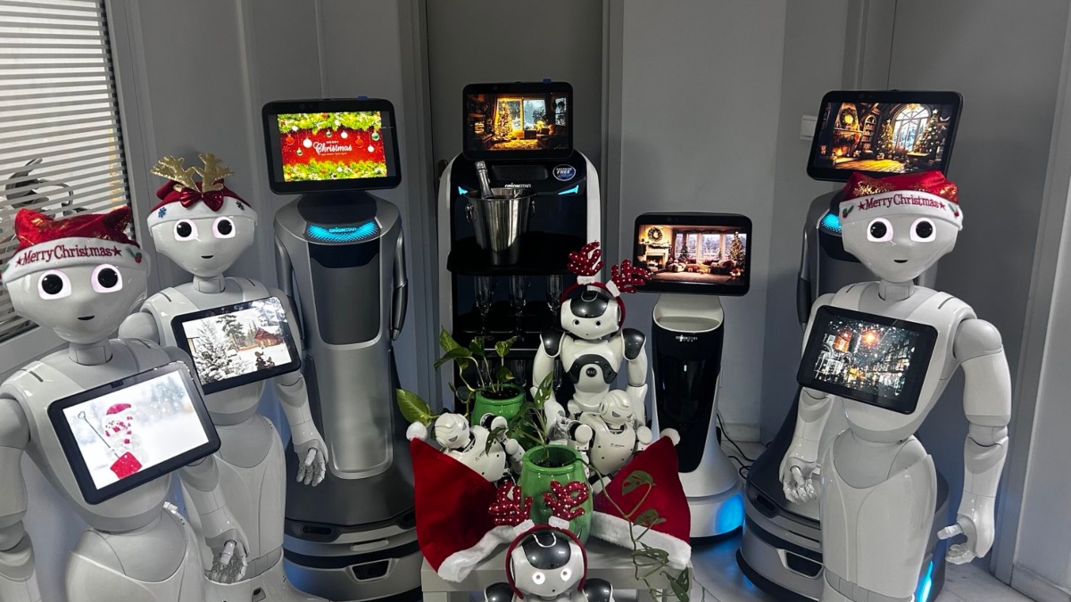 Θεσσαλονίκη: Ρομπότ λένε τα κάλαντα και ο Pepper αναλαμβάνει ρόλο βοηθού Αϊ- Βασίλη (Εικόνες)