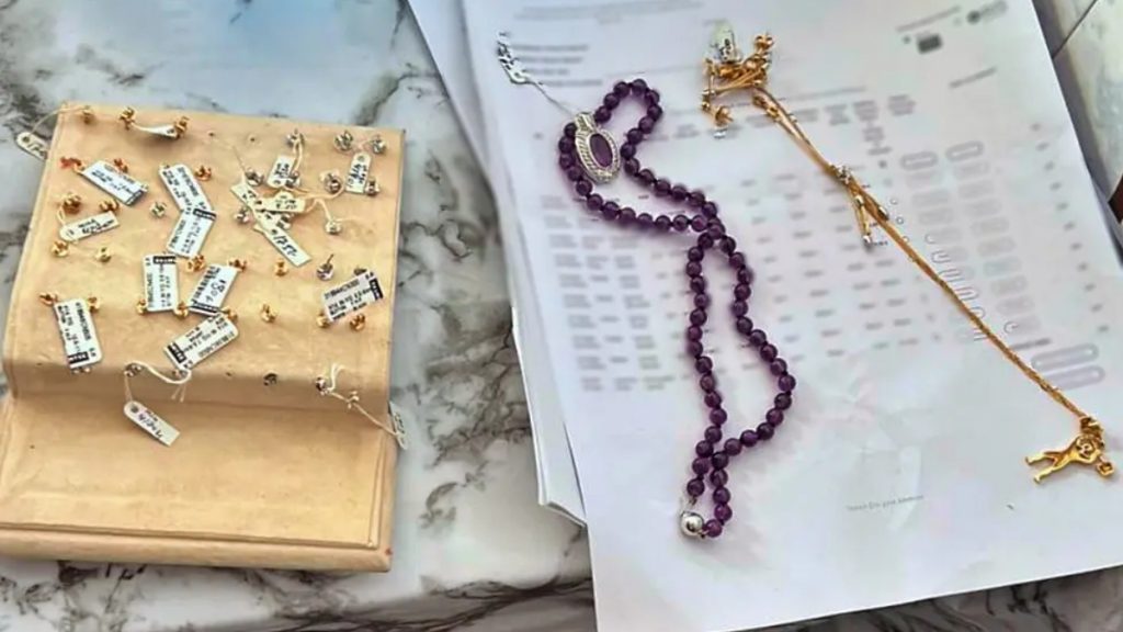 Ρόδος: Ταυτοποιήθηκαν δύο άτομα πίσω από τη βίαιη ληστεία σε κοσμηματοπωλείο – Εντοπίστηκαν μάσκες και τιμαλφή (Εικόνες)