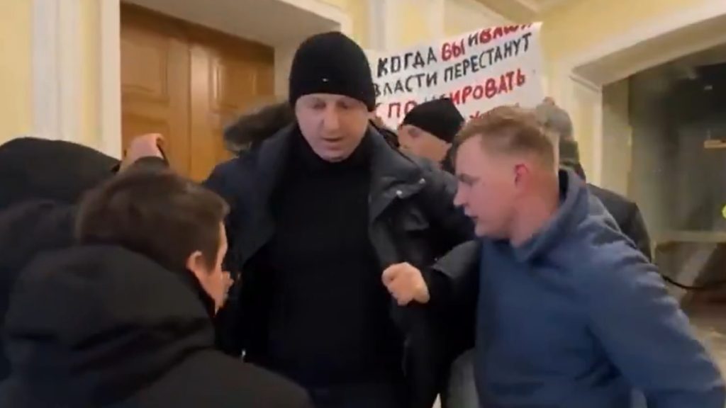 Άγρια επίθεση κατά Πολωνού Πρέσβη στην Αγία Πετρούπολη: Τον περικύκλωσαν και του φώναζαν αντιουκρανικά συνθήματα (βίντεο)