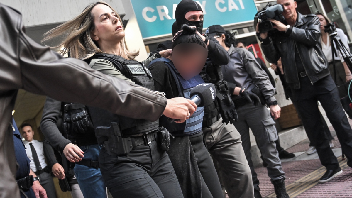 Σαλαμίνα: Προθεσμία για την Παρασκευή πήρε η 46χρονη που σκότωσε την πεθερά της – Ποιες κατηγορίες αντιμετωπίζει