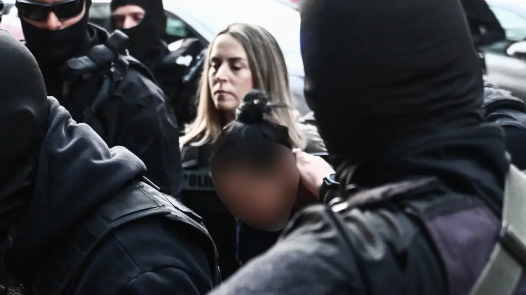 Σαλαμίνα: Στα δικαστήρια Πειραιά η 46χρονη που δολοφόνησε την πεθερά της – Στο ψυχιατρείο ο σύζυγός της