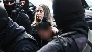 Σαλαμίνα: Στα δικαστήρια Πειραιά η 46χρονη που δολοφόνησε την πεθερά της – Στο ψυχιατρείο ο σύζυγός της