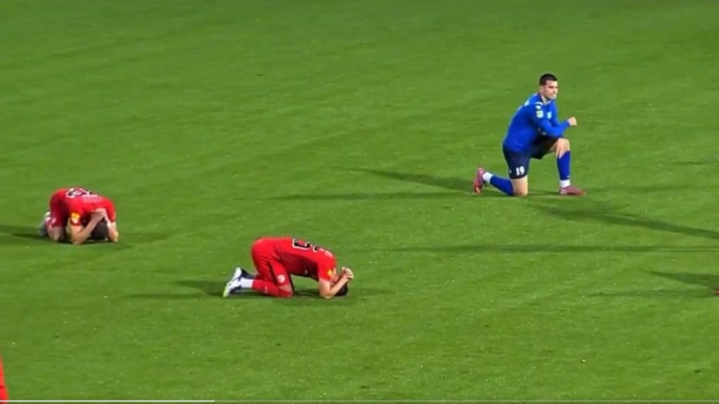 Σερβία: Η σοκαριστική στιγμή που οι παίκτες μαθαίνουν τον θάνατο του 44χρονου προπονητή που κατέρρευσε στο γήπεδο