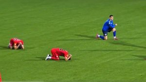 Σερβία: Η σοκαριστική στιγμή που οι παίκτες μαθαίνουν τον θάνατο του 44χρονου προπονητή που κατέρρευσε στο γήπεδο