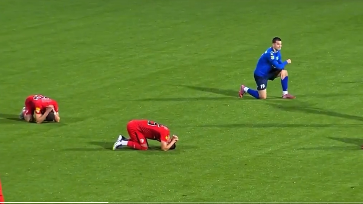 Σερβία: Η σοκαριστική στιγμή που οι παίκτες μαθαίνουν τον θάνατο του 44χρονου προπονητή που κατέρρευσε στο γήπεδο