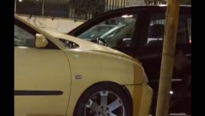 Οδηγός ταξί έπεσε πάνω σε αυτοκίνητο και στη συνέχεια σε σηματοδότη έξω από τον ΣΚΑΪ (Βίντεο)