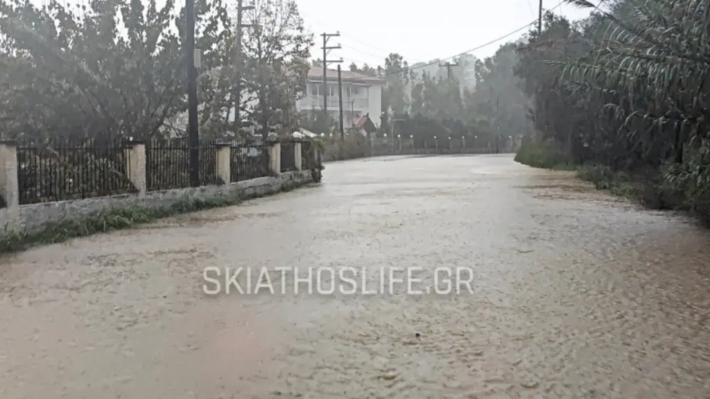Σκιάθος: Απίστευτες εικόνες με αυτοκίνητα να “βουλιάζουν” στα λασπόνερα μετά από έντονα πλημμυρικά φαινόμενα