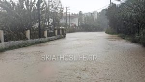 Σκιάθος: Απίστευτες εικόνες με αυτοκίνητα να “βουλιάζουν” στα λασπόνερα μετά από έντονα πλημμυρικά φαινόμενα