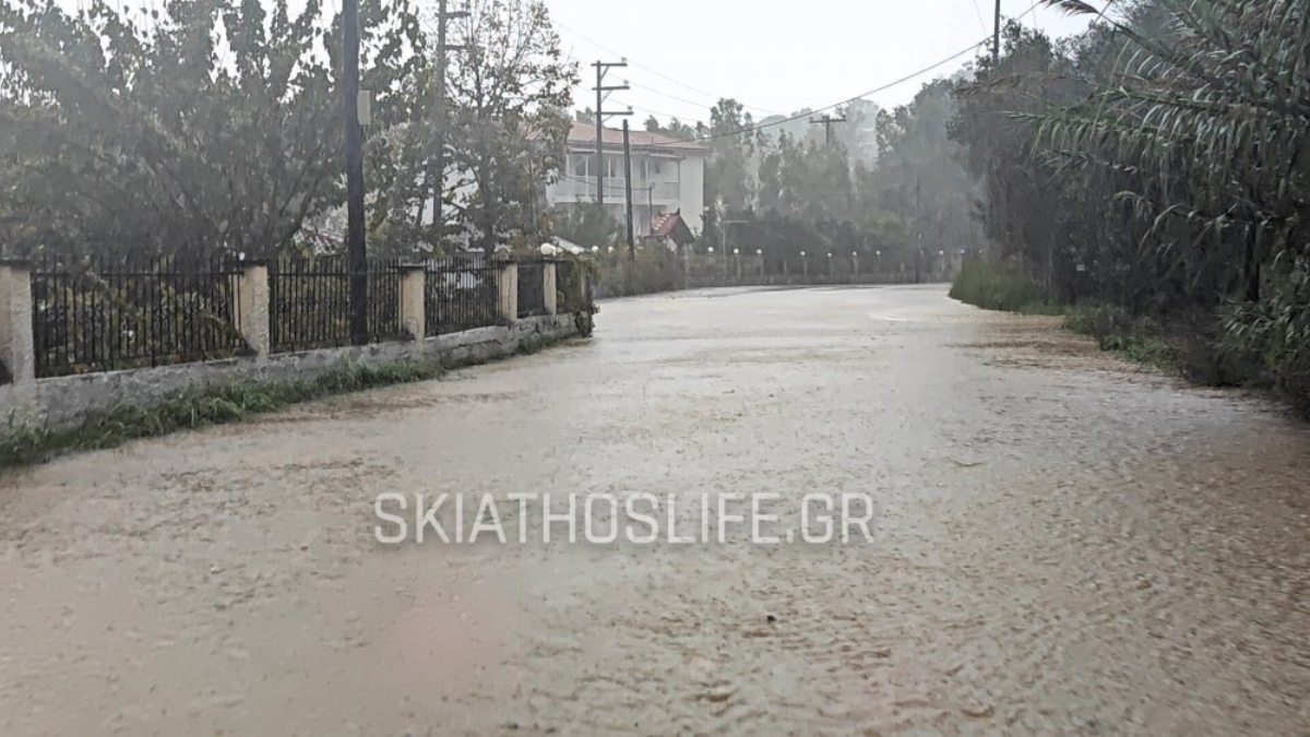 Σκιάθος: Απίστευτες εικόνες με αυτοκίνητα να “βουλιάζουν” στα λασπόνερα μετά από έντονα πλημμυρικά φαινόμενα