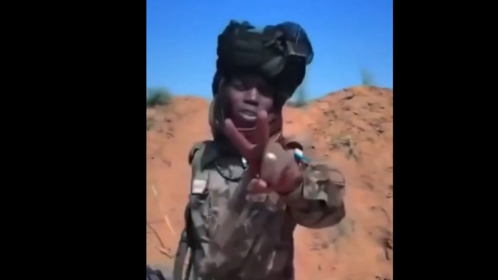 Σουδάν: Στρατιώτης σκοτώνει άοπλο και χαμογελά στην κάμερα – Δείτε το σοκαριστικό βίντεο