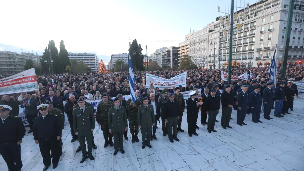 Χιλιάδες στρατιωτικοί στο κέντρο της Αθήνας δήλωσαν την αντίθεση τους στο νομοσχέδιο του υπουργείου Άμυνας