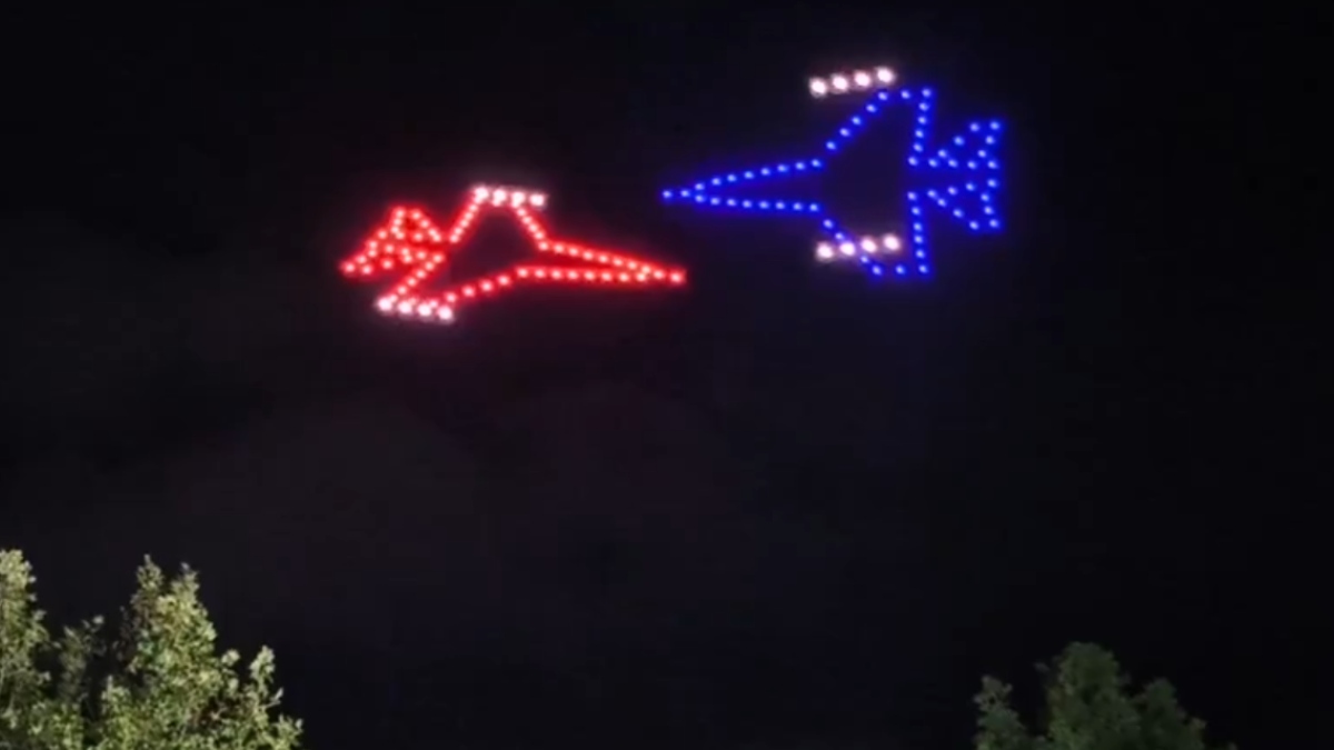 Σχολή Ικάρων: Σόου με drone που σχημάτισαν ελληνικό μαχητικό – Το δείχνουν να καταρρίπτει τουρκικό (βίντεο)