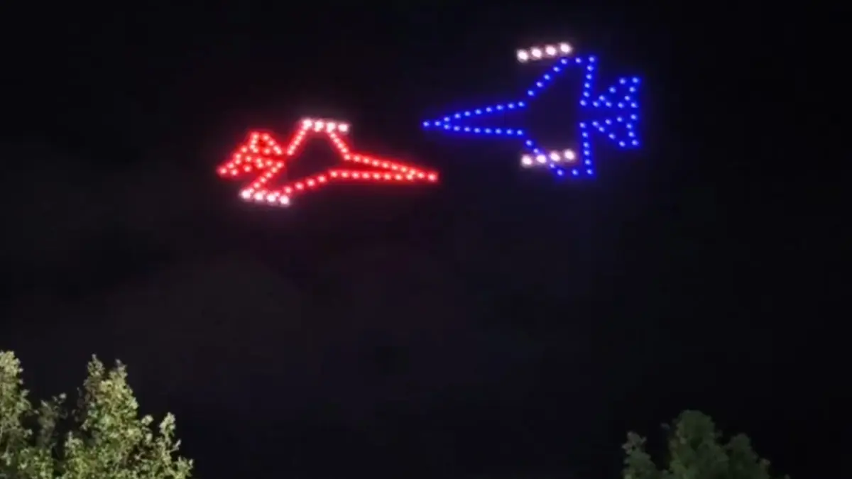 Σχολή Ικάρων: Σόου με drone που σχημάτισαν ελληνικό μαχητικό – Το δείχνουν να καταρρίπτει τουρκικό (βίντεο)