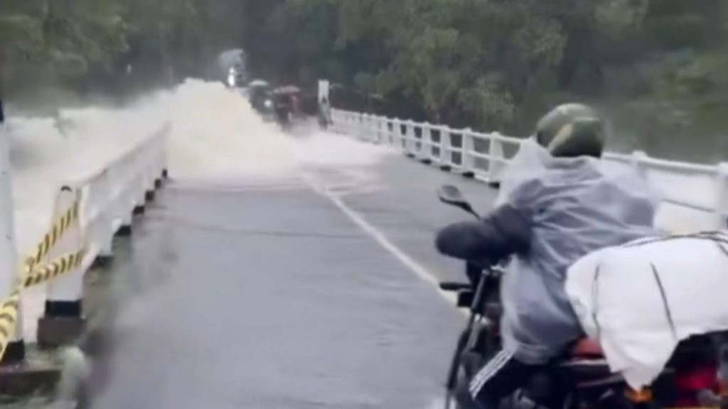 “Πνίγηκε” η νοτιοανατολική Ασία: Εκατοντάδες θύματα σε Ινδονησία και Ταϊλάνδη από τις πλημμύρες (βίντεο)