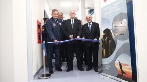 Εγκαίνια λειτουργίας της συσκευής απώλειας προσανατολισμού στο Κέντρο Αεροπορικής Ιατρικής παρουσία Τασούλα