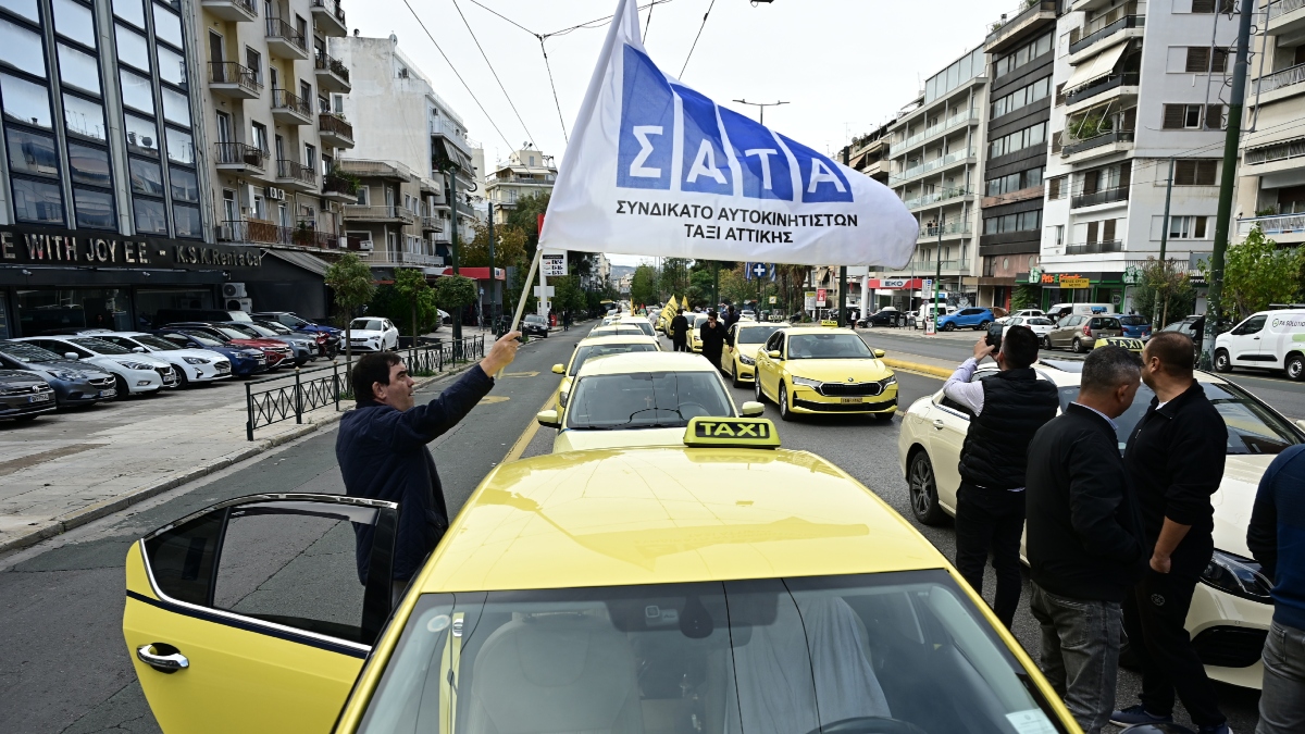 Απεργία ταξί: Αυτοκινητοπομπή από τους οδηγούς προς το υπουργείο Μεταφορών (φωτογραφίες)