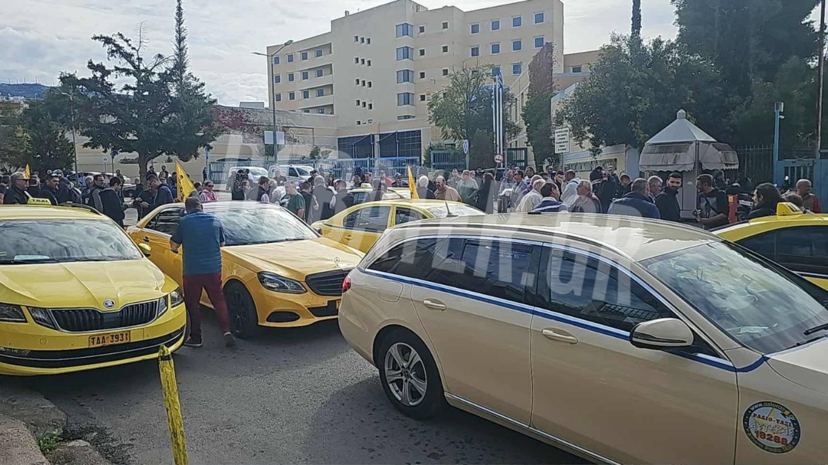 “Δεν υποχωρούμε αν δεν δικαιωθούμε” – Βίντεο από τον αυτοκινητοπορεία που έφτασε στο υπουργείο Μεταφορών