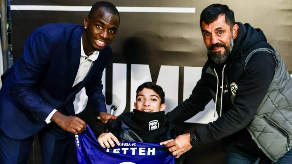 ΠΑΟΚ – Κηφισιά: Ο Ανδρέας Τετέι χάρισε τη φανέλα του στον μικρό Γιαννάκη