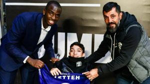 ΠΑΟΚ – Κηφισιά: Ο Ανδρέας Τετέι χάρισε τη φανέλα του στον μικρό Γιαννάκη