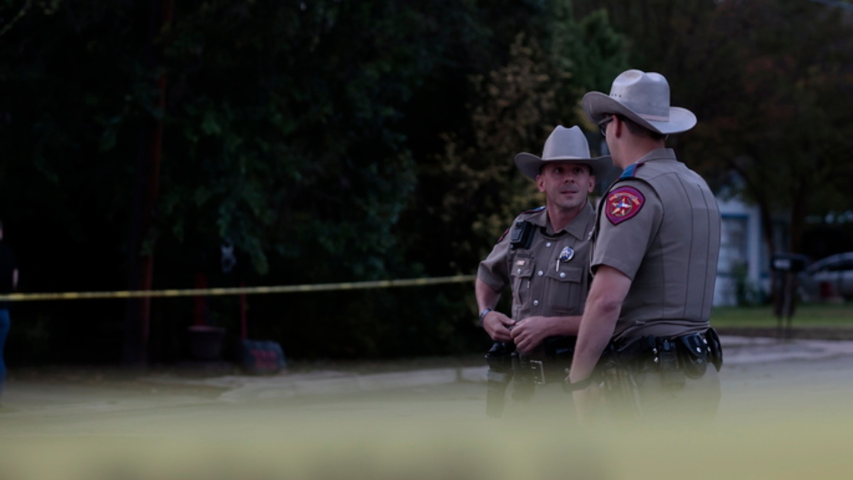 Γυναίκα κρατούνταν ημίγυμνη και αλυσοδεμένη σε αυλή σπιτιού στο Τέξας – Πέντε φίλοι της την βασάνιζαν για μήνες (φωτογραφίες)