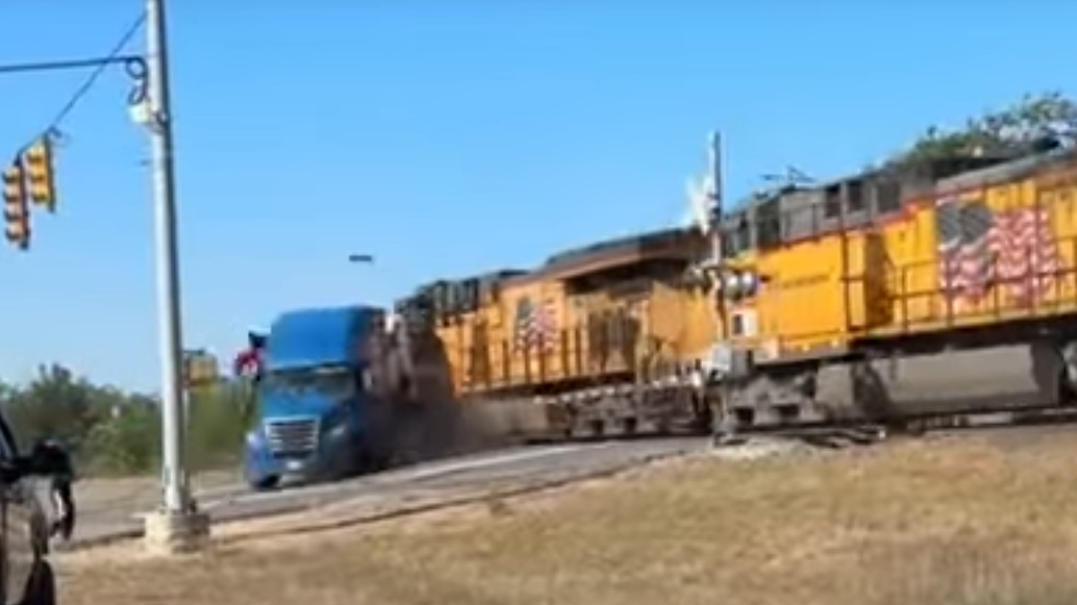 ΗΠΑ: Η σοκαριστική στιγμή που τρένο πέφτει πάνω σε φορτηγό που μετέφερε αυτοκίνητα στο Τέξας (βίντεο)