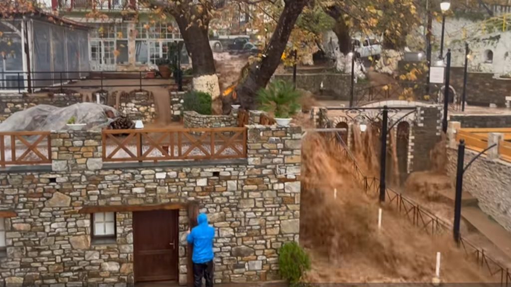 H κακοκαιρία Adel έδειξε τα δόντια της στη Θάσο: Οι δρόμοι έγιναν χείμαρροι, πλημμύρισαν σπίτια, παρασύρθηκαν οχήματα (Βίντεο)