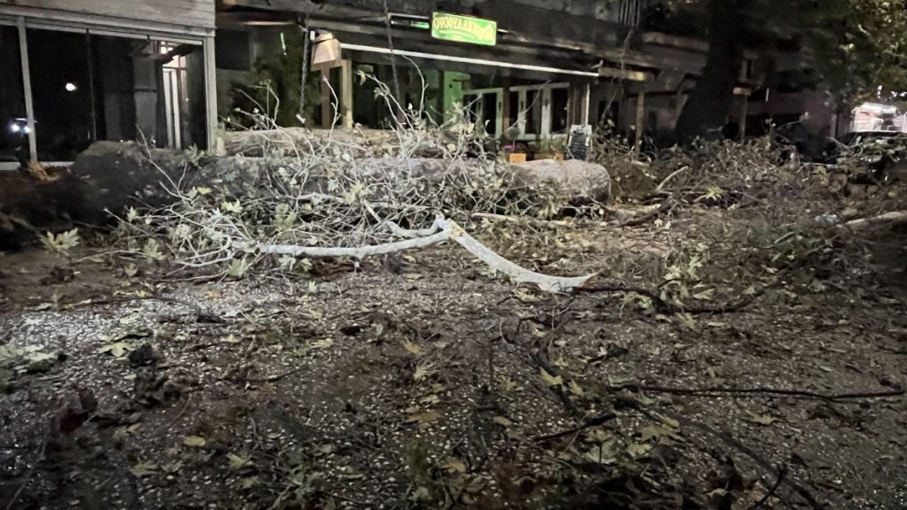 Προβλήματα σε Ήπειρο και Θεσπρωτία από την κακοκαιρία: Ζημιές από κεραυνούς σε σπίτια, εγκλωβισμός δύο ατόμων σε ΙΧ (βίντεο+φωτογραφίες)