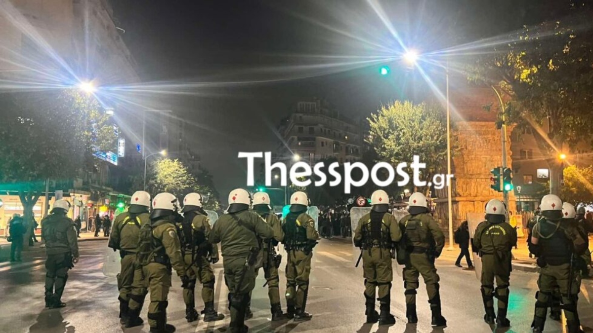 Θεσσαλονίκη: Ένταση στην πορεία για την 52η επέτειο του Πολυτεχνείου – Άγνωστοι πέταξαν αντικείμενα στους αστυνομικούς