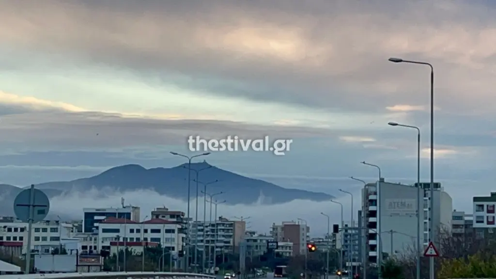 Απόκοσμο σκηνικό στη Θεσσαλονίκη: Πυκνό νέφος σκέπασε την πόλη (Βίντεο)