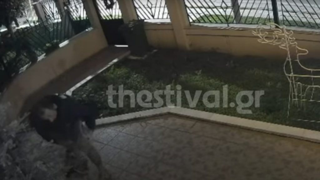 Θεσσαλονίκη: Ατζαμής κλέφτης αρπάζει χριστουγεννιάτικα στολίδια από αυλές σπιτιών (βίντεο)
