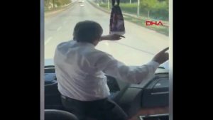 Τουρκία: Οδηγός λεωφορείου αφήνει το τιμόνι και χορεύει εν κινήσει μαζί με οπαδούς της Αντάλιασπορ – Δείτε το σοκαριστικό βίντεο