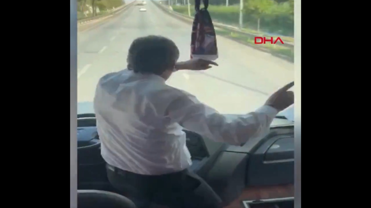Τουρκία: Οδηγός λεωφορείου αφήνει το τιμόνι και χορεύει εν κινήσει μαζί με οπαδούς της Αντάλιασπορ – Δείτε το σοκαριστικό βίντεο