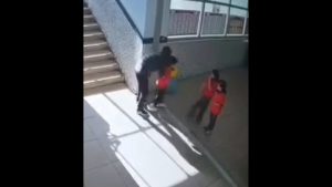 Υποδιευθυντής σχολείου στην Τουρκία έσωσε αγοράκι που πνιγόταν κάνοντας τη λαβή Χάιμλιχ – Δείτε το συγκλονιστικό βίντεο