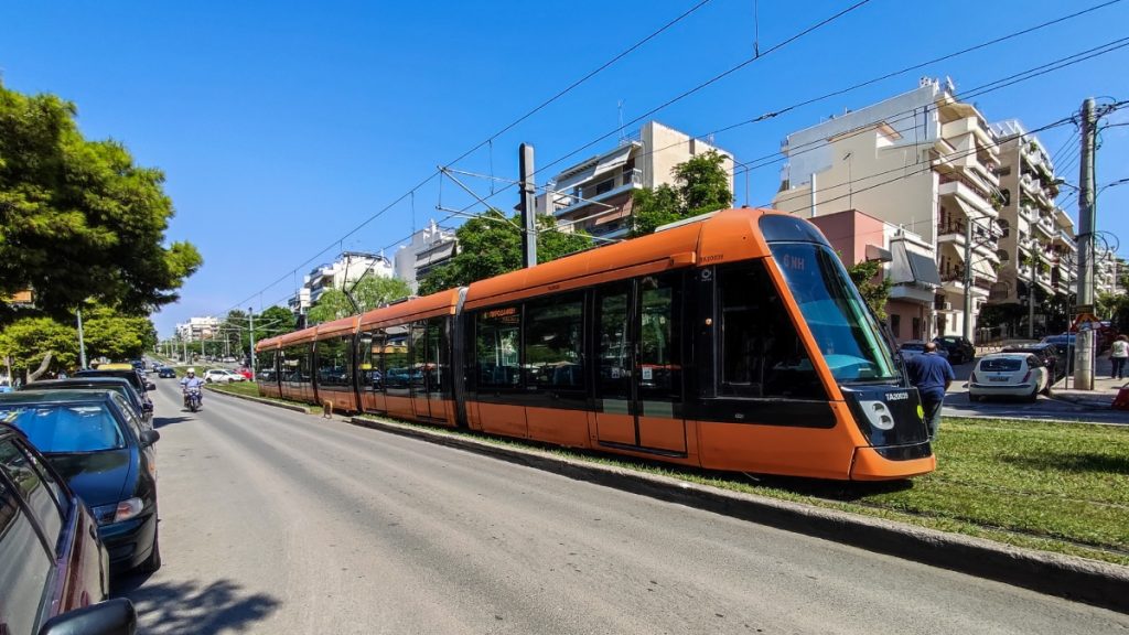 Χειροπέδες σε 28χρονο οδηγό που πάρκαρε το όχημά του στις ράγες του Τραμ – Παρακώλυσε την κυκλοφορία για μια ώρα